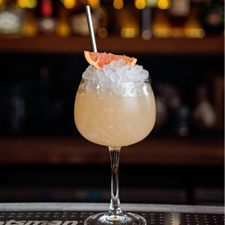 Glace pilée alimentaire prête à l’emploi pour cocktails, smoothies et rafraîchissement immédiat lors d’événements